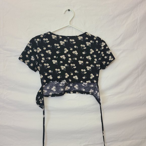 SHEIN Floral Tie Up Crop Top Tee Womans - Picture 2 of 2